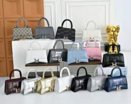 Picture of Balenciaga Handbags _SKUfw236448606fw
